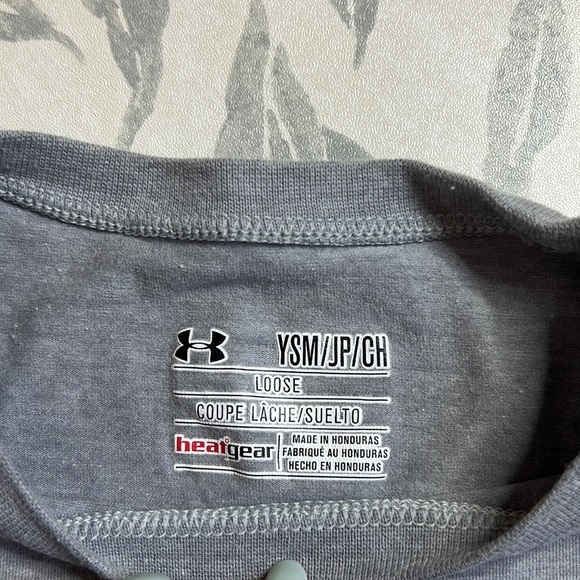 UNDER ARMOUR | GIRL'S LOOSE HEAT GEAR TEE - Picture 2 of 9